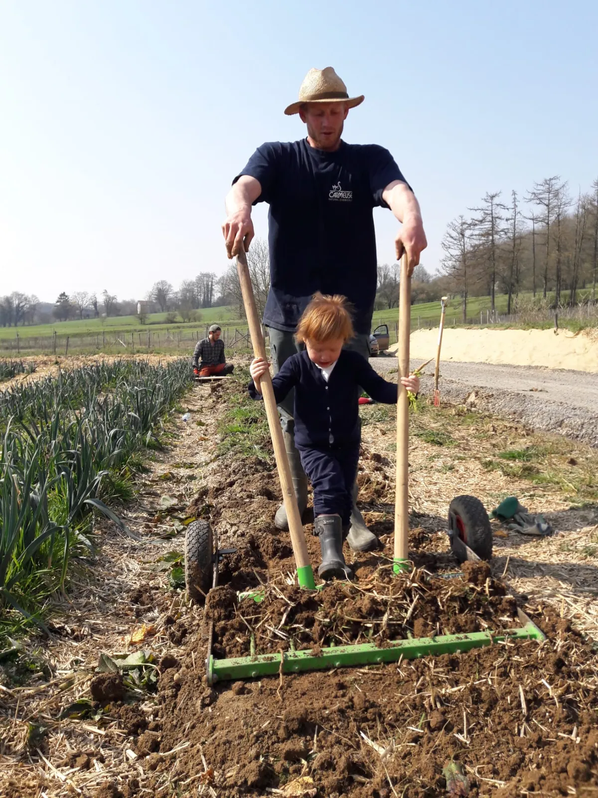 Un maraîcher au travail dans le potager